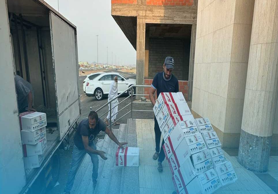 توزيع ١٠٠٠ كرتون ماء   تبرع سخي من جمعية العناية بمساجد الطرق